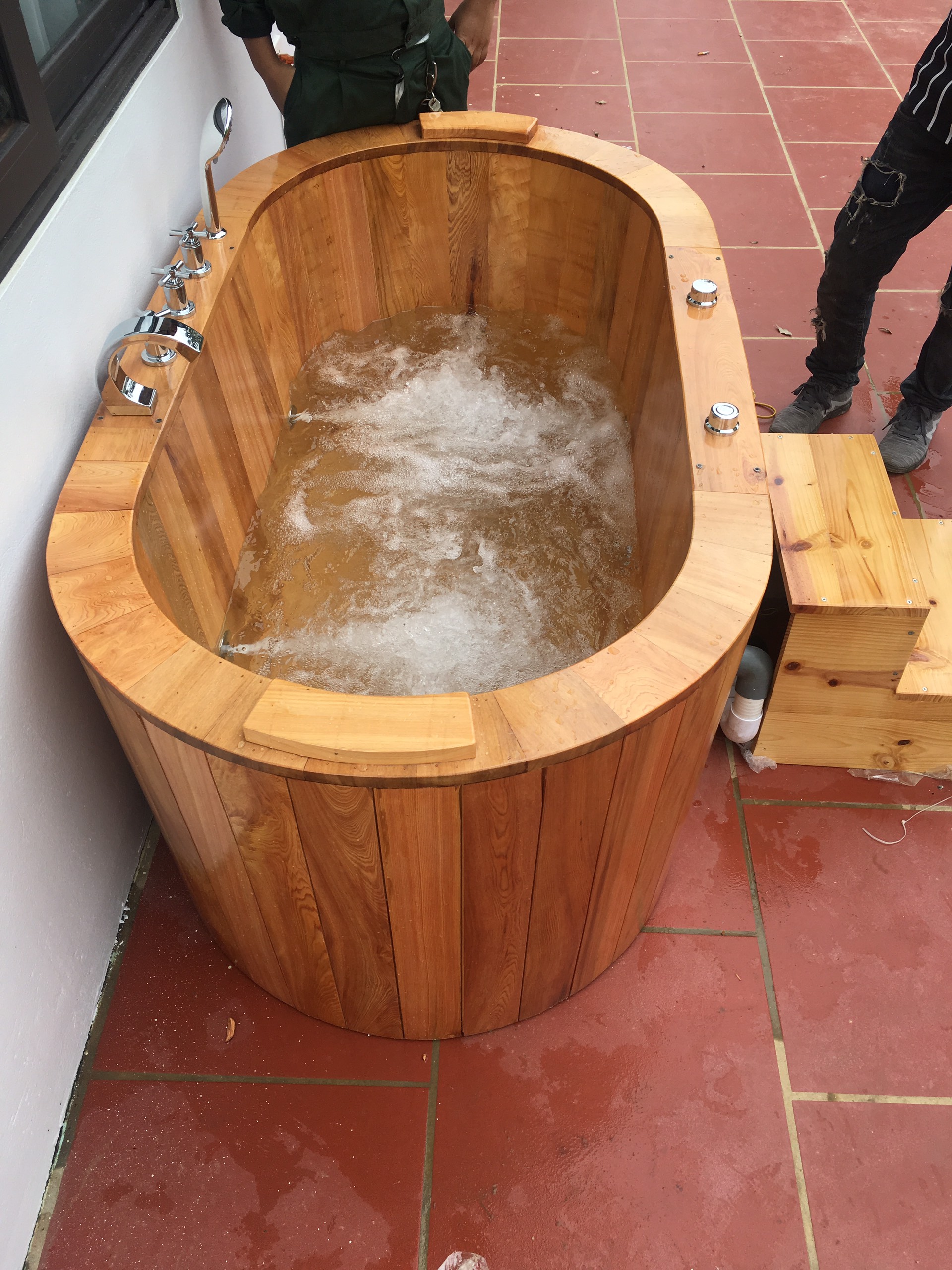 Kích thước của thùng ngâm chân gỗ Pơ mu