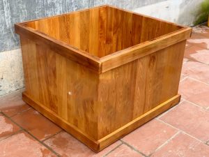 Bán bồn tắm gỗ pơ mu hình vuông góc bo viền