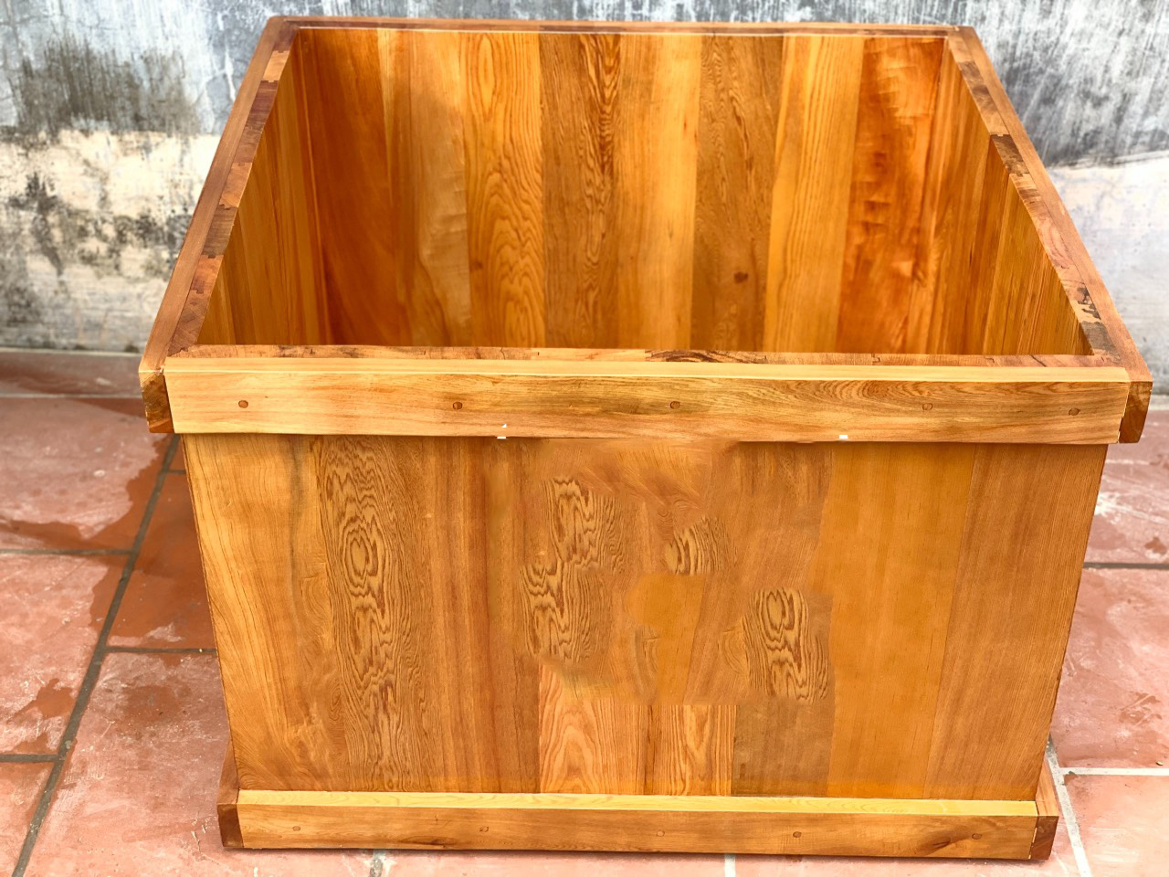 Màu bồn tắm gỗ hình vuông